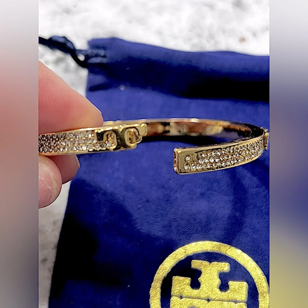 Brand New Tory Burch SERIF-T Pave Hinged Bracelet Bangle Swarovski Crystal Gold - Picture 3 of 6